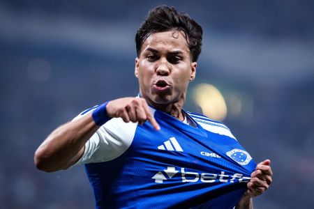 Kaio Jorge celebra um de seus gols pelo Cruzeiro contra o Atlético, na Copa do Brasil