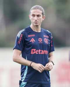 Filipe Luís no comando do treino do Flamengo em treino no Ninho do Urubu