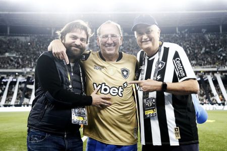 John Textor, proprietário da SAF do Botafogo, entre João Paulo Magalhães Lins e Durcesio Mello, atual e ex-presidentes associativos do clube carioca