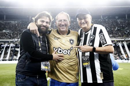 John Textor, proprietário da SAF do Botafogo, entre João Paulo Magalhães Lins e Durcesio Mello, atual e ex-presidentes associativos do clube carioca