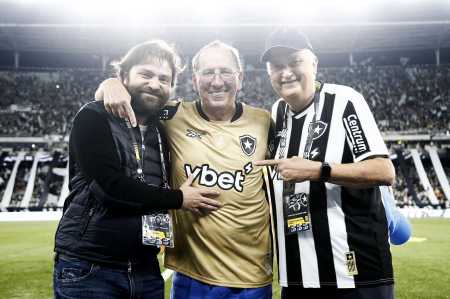 John Textor, proprietário da SAF do Botafogo, entre João Paulo Magalhães Lins e Durcesio Mello, atual e ex-presidentes associativos do clube carioca