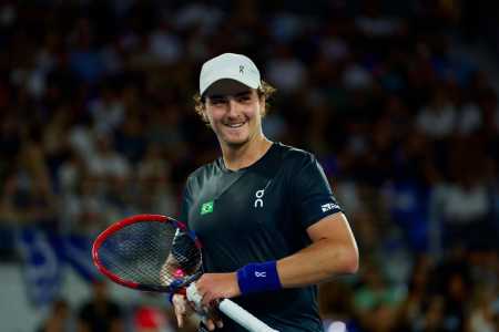 João Fonseca em ação na Copa Davis, neste sábado (13)