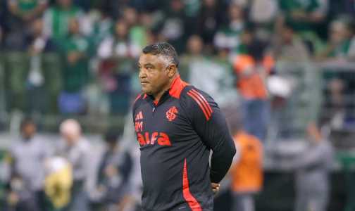 Roger Machado à beira do campo no Allianz Parque, em São Paulo