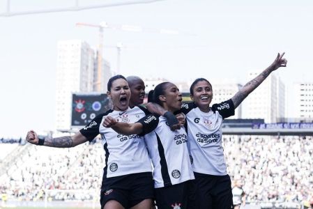 Jogadoras do Corinthians comemoram gol na Neo Química Arena