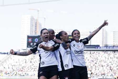 Jogadoras do Corinthians comemoram gol na Neo Química Arena