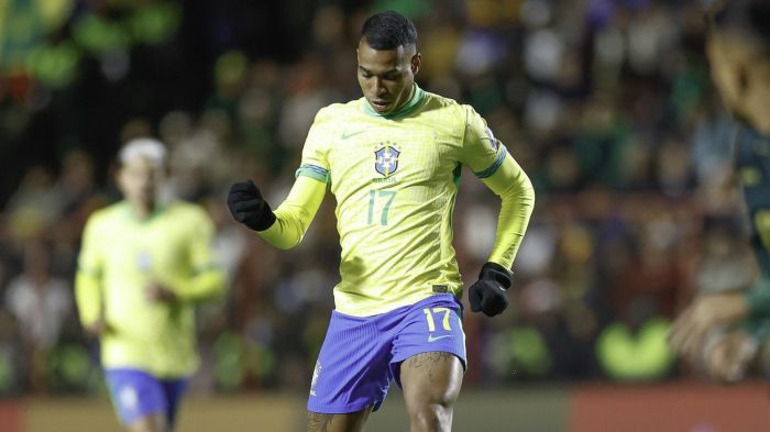 Meia Jean Lucas em campo pela Seleção Brasileira contra a Bolívia