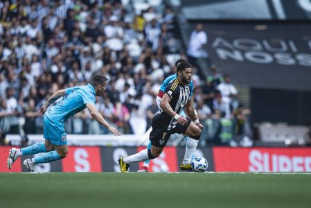 Hulk em ação pelo Atlético, em duelo com o Santos na Arena MRV