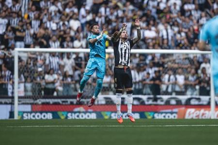 Duelo entre Neymar e Lyanco durante Atlético x Santos