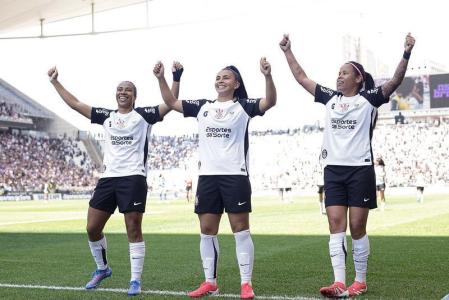 Jogadoras do Corinthians comemoram gol na Neo Química Arena
