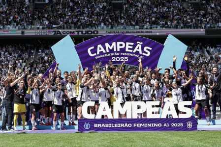 Brabas erguem taça do Brasileirão Feminino