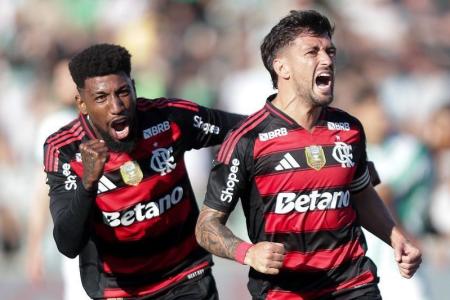 Emerson Royal e Arrascaeta comemoram gol