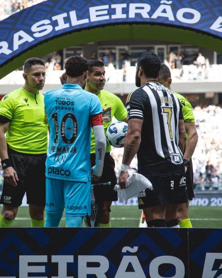 Jogadores de Santos e Atlético em duelo na Arena MRV
