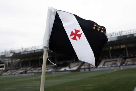 Bandeirinha de escanteio do estádio São Januário, com escudo do Vasco