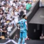 Atlético suspende torcedor que invadiu campo da Arena MRV para tirar foto com Neymar