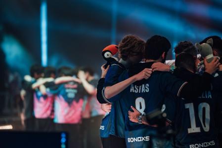 À direita, MIBR reunida antes da estreia no Valorant Champions Tour 2025