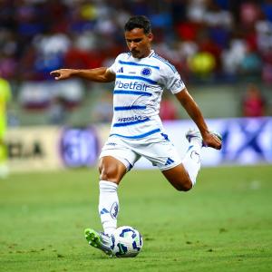 Kaiki, do Cruzeiro, em ação diante do Bahia, nesta segunda-feira (15)