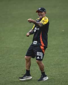 Jorge Sampaoli no comando do treino do Atlético na Cidade do Galo
