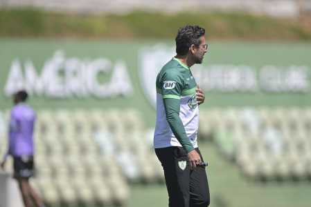 Alberto Valentim, técnico do América