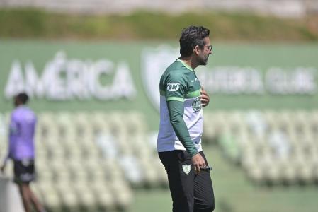 Alberto Valentim, técnico do América