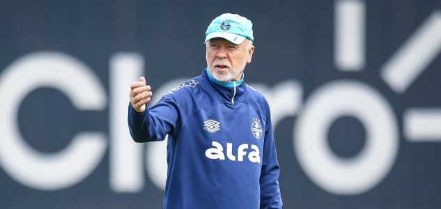 Mano Menezes prepara o time do Grêmio para encarar o Inter