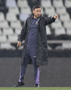 Davide Ancelotti observa atividade do Botafogo no CT Lonier