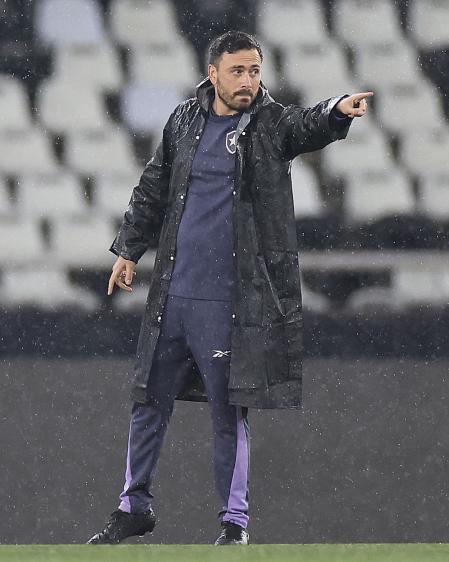 Davide Ancelotti observa atividade do Botafogo no CT Lonier
