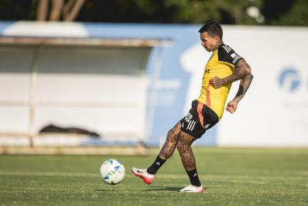 Dudu durante treino do Atlético
