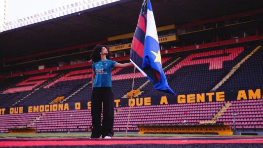 Modelo posa com a nova camisa do Sport na Ilha do Retiro, no Recife
