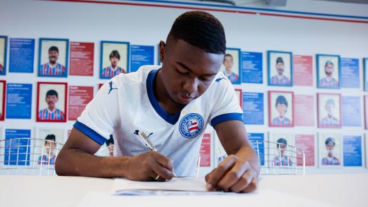 Sidney posa para foto assinando contrato com a camisa do Bahia