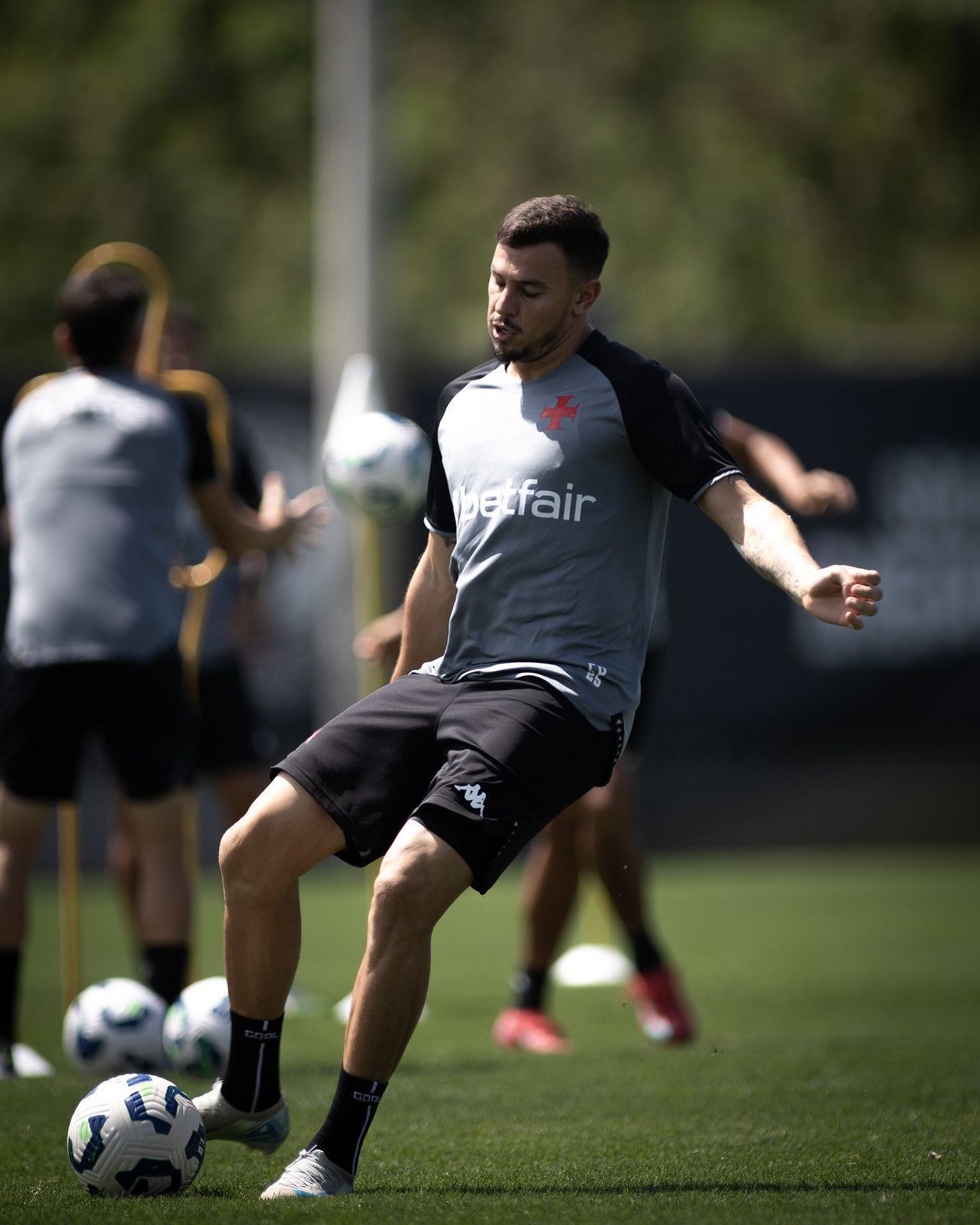 Escalação do Vasco: Diniz tem baixa de titulares na defesa e ataque contra o Bahia