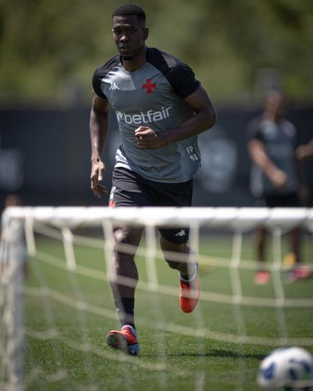 Cuesta em atividade no CT do Vasco: zagueiro deve ser titular contra o Flamengo