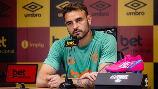 Goleiro Gabriel durante coletiva de imprensa