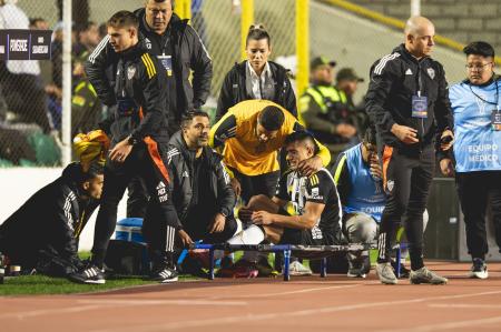 Cuello é consolado por Hulk, do Atlético, após sofrer grave lesão na Bolívia, nesta quarta-feira (17)