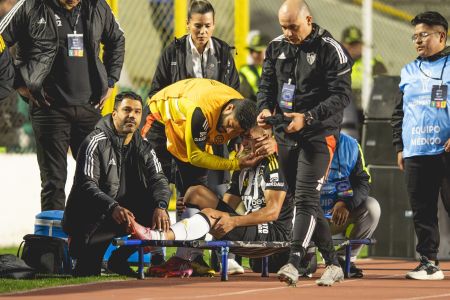 Tomas Cuello chora após a lesão no jogo entre Atlético e Bolívar, pelas quartas da Copa Sul-Americana