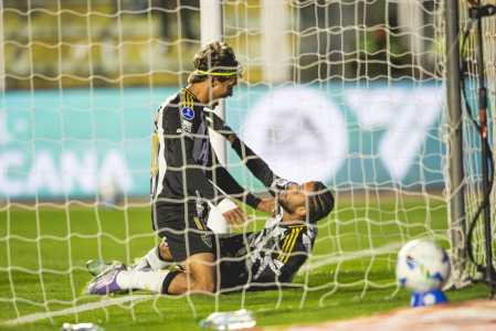 Gustavo Scarpa comemora gol de Alexsander sobre o Bolívar