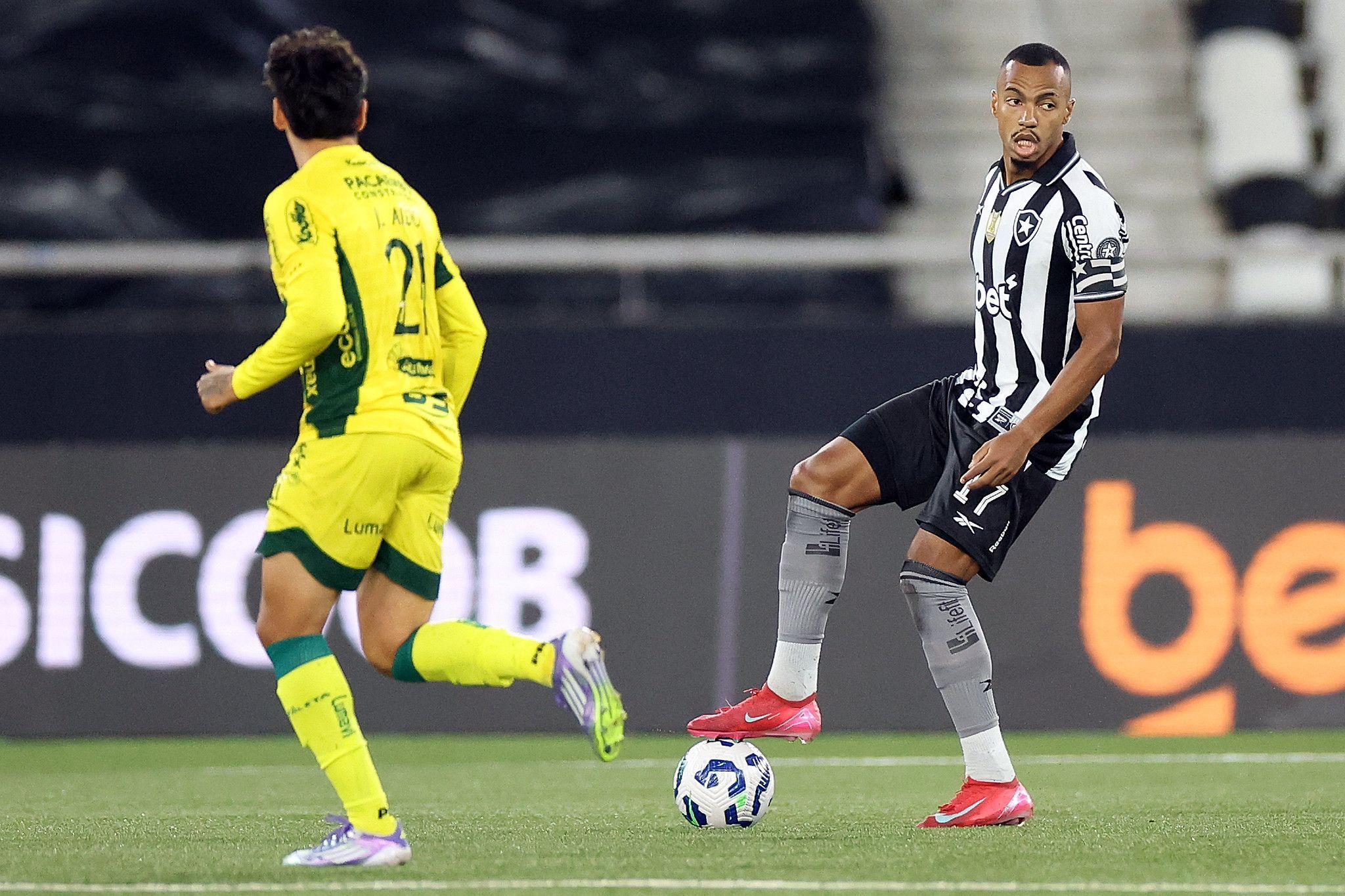 Botafogo abre 3 a 0, sofre 'apagão' e empata com o Mirassol pelo Brasileirão