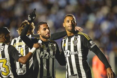 Vitor Hugo e Alexsander comemoram gol do Atlético