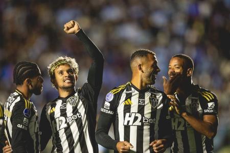 Gustavo Scarpa comemora gol do Atlético ao lado dos compaheiros