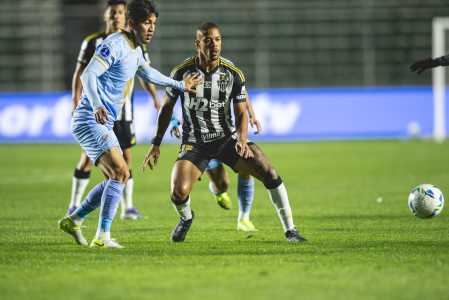 Caio Paulista durante duelo com Bolívar, em La Paz