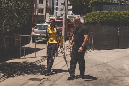 Tomás Cuello de muletas após sofrer grave lesão em jogo do Atlético na Bolívia