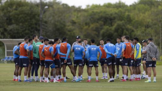 Técnico Rogério Ceni conversa com atletas durante treino do Bahia