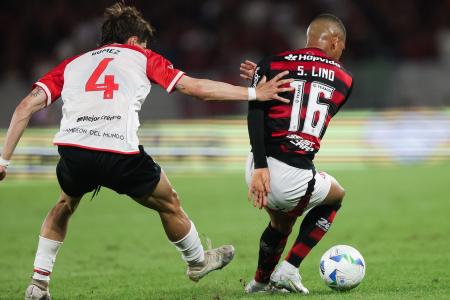 Flamengo x Estudiantes: Samuel Lino dribla marcador no Maracanã