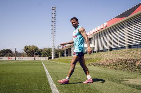 Allan deve ser novidade entre os titulares do Flamengo contra o Atlético