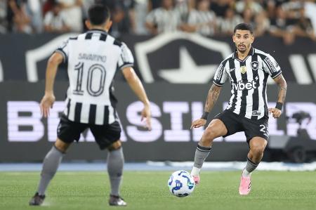 Santi Rodríguez é um dos atletas do Botafogo que não atuará contra o Grêmio