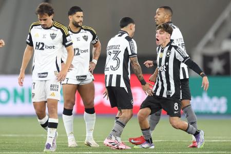 Jogadores do Botafogo comemoram gol sobre o Atlético pelo Brasileiro