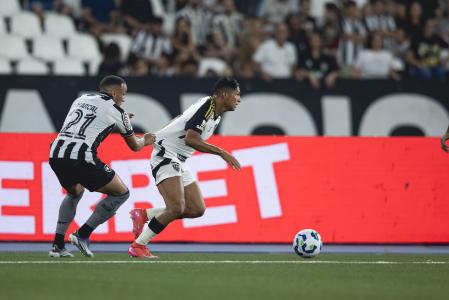 Rony durante duelo entre Atlético e Botafogo, pelo Brasileiro
