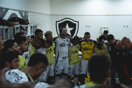 Jogadores do Atlético no vestiário do estádio Nilton Santos, do Botafogo