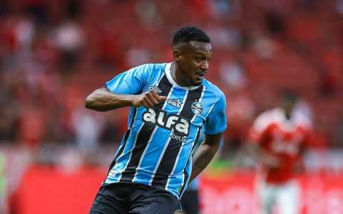 Edenilson foi titular do Grêmio contra o Inter
