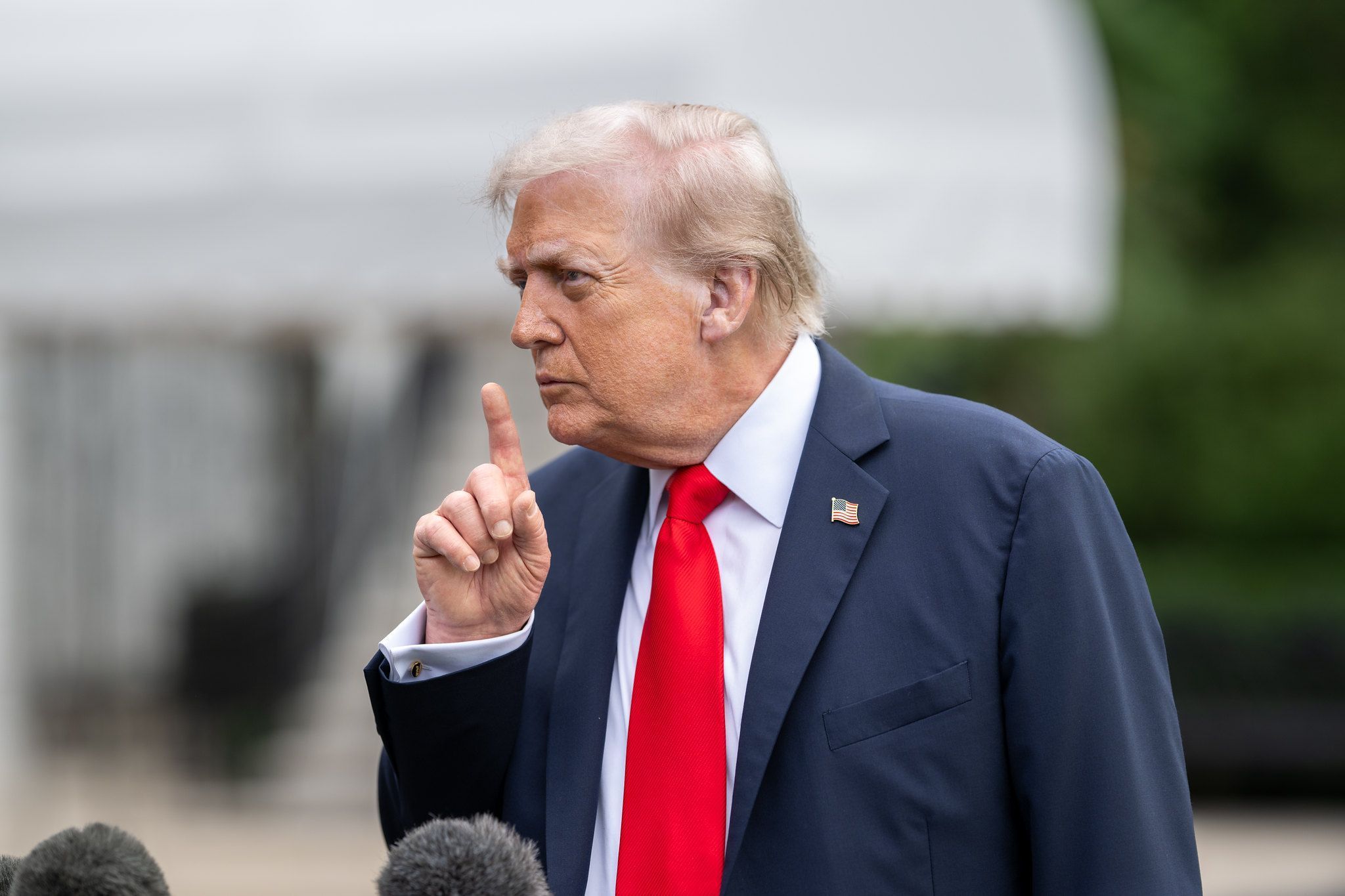 Trump inicia demissões em massa em meio a paralisação do governo