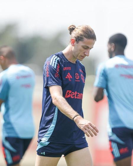 Filipe Luís vai armar o time do Flamengo para encarar o Cruzeiro